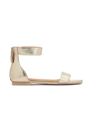 Zlatá metalická sandála s opaskom okolo členka a zapínaním na zips, plochou podrážkou, otvorenou špičkou, minimalistickým dizajnom a hladkou textúrou.