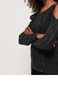 Maglione grigio lavorato a maglia con design a spalle scoperte, caratterizzato da trame a cavo testurizzate, orlo a coste e maniche lunghe.