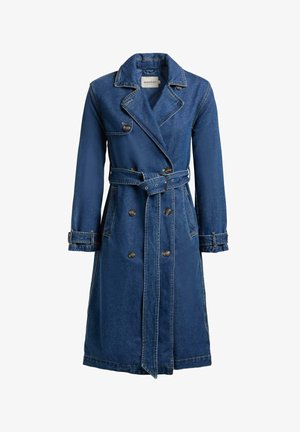 Lang mørkeblå denim trenchcoat med dobbeltradede knapper, bælte i taljen, bred reverskrave og manchetstropper.