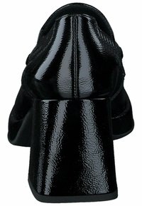 Zapatos de plataforma negros con una textura brillante, que cuentan con un amplio tacón en bloque y un diseño superior liso. La vista trasera resalta líneas minimalistas.