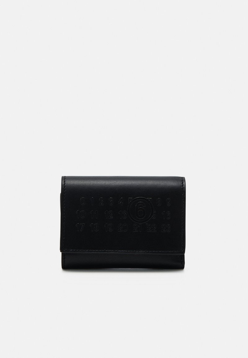 MM6 Maison Margiela LABEL LOGO TRIFOLD WALLET - Punge - black/sort ...