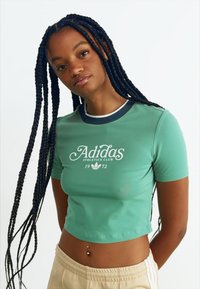 adidas Originals BABY TEE - Marškinėliai su spaudiniu - preloved green