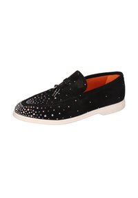 Zwarte suède schoen met een rondere teen, versierd met meerkleurige rhinestones, en een contrasterende witte zool met een slank ontwerp.