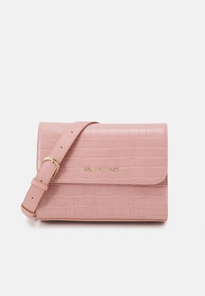 Roze clutch van krokodillenleer van Valentino met verstelbare riem en goudkleurig logo op de voorflap.