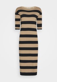 Robe en maille mi-longue présentant des rayures horizontales dans des tons de beige et noir, avec un col rond et des manches mi-longues jusqu'aux coudes.