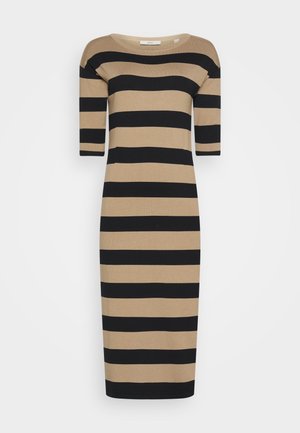 Robe en maille mi-longue présentant des rayures horizontales dans des tons de beige et noir, avec un col rond et des manches mi-longues jusqu'aux coudes.