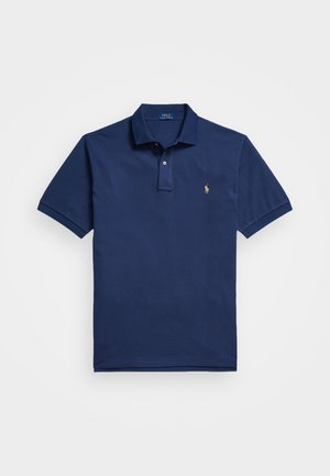 Navyblauwe polo gemaakt van katoen, met een twee-knoppen sluiting, korte mouwen en een klein geborduurd logo op de linkerborst.