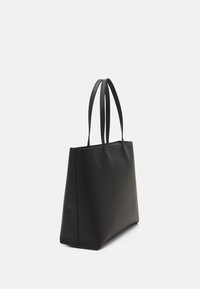 Svart tote-väska med minimalistisk design, tillverkad av slätt läder, med två platta handtag och en strukturerad rektangulär form.