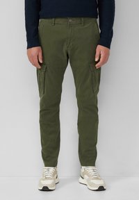 Olijfgroene cargo broek met zijzakken, een knoopsluiting en een slim fit ontwerp. Het materiaal lijkt zacht en duurzaam.
