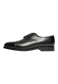 Chaussure habillée en cuir noir avec une finition lisse, bout arrondi et six œillets pour les lacets. Présente un accent en lacet marron contrastant et un talon plat.