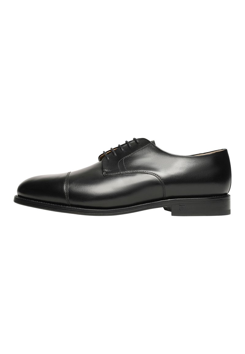 Chaussure habillée en cuir noir avec une finition lisse, bout arrondi et six œillets pour les lacets. Présente un accent en lacet marron contrastant et un talon plat.