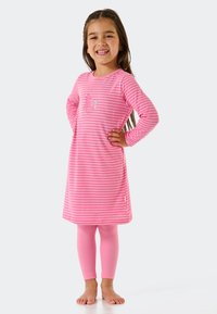Rosa gestreiftes Kleid mit langenÄrmeln, das mit einem Einhorn-Applikation verziert ist. Kombiniert mit rosa Leggings. Glatte Textur, lässiges Design.