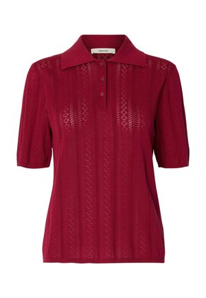 Polo en maille manches courtes bordeaux avec col, patte de boutonnage et motifs discrets en losange texturés sur l'ensemble.
