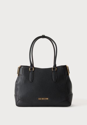 Czarna, teksturowana skórzana torba na ramię z dwoma uchwytami i złotym logo "Love Moschino" z przodu na neutralnym tle.