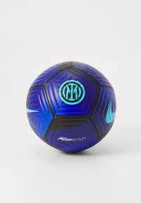 Blå sekskantet fodbold med sorte accenter, som har et logo og teksten "Nike Aerowsculpt". Tekstureret overflade for bedre greb og kontrol.