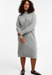 Graues Strickkleid mit hohem Kragen, langen Ärmeln, gerippten Bündchen und lässiger Passform, das knapp oberhalb des Knies endet.