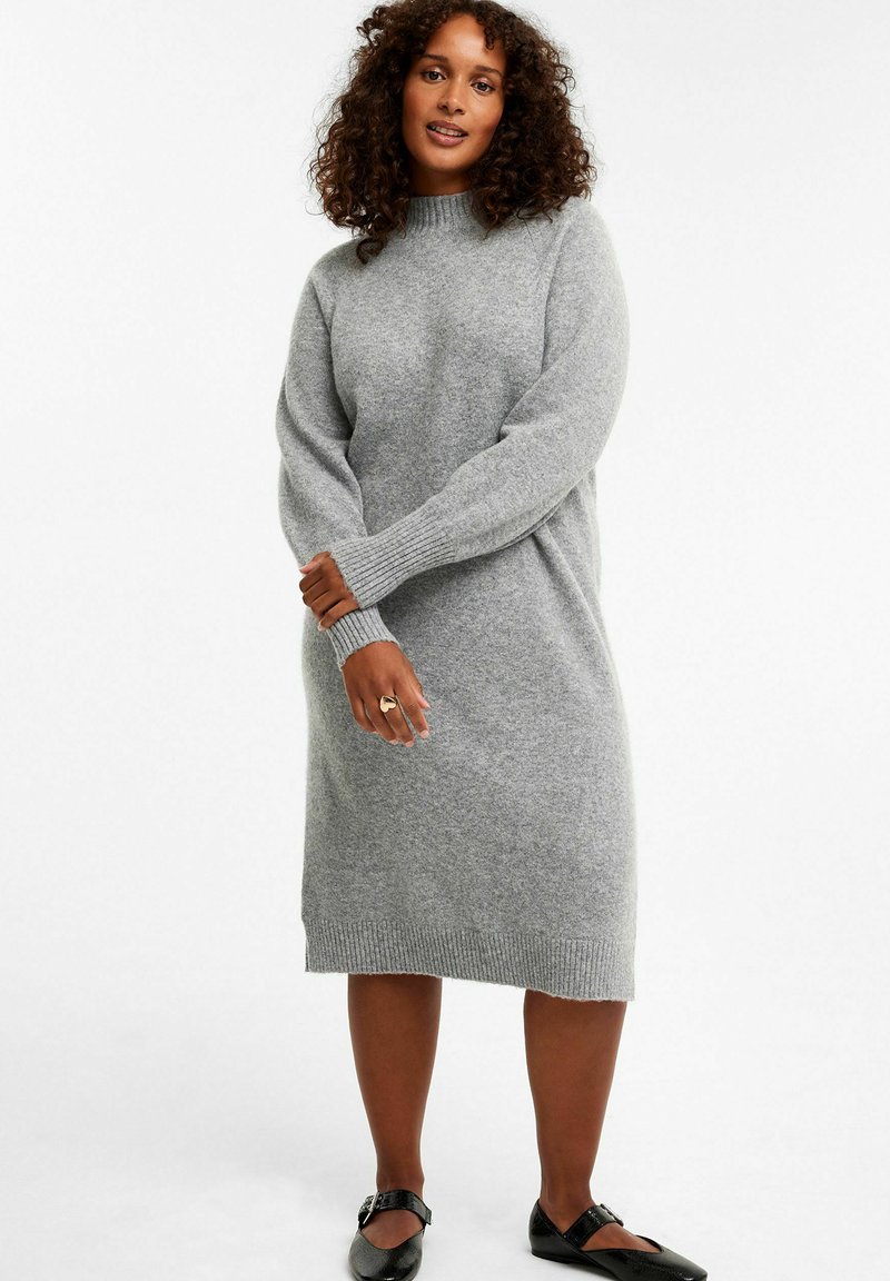 Graues Strickkleid mit hohem Kragen, langen Ärmeln, gerippten Bündchen und lässiger Passform, das knapp oberhalb des Knies endet.