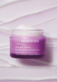 OLEHENRIKSEN STRENGTH TRAINER PEPTIDE BOOST MOISTURIZER - Moisturiser - -