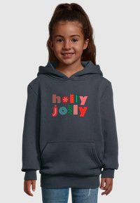 Dunkelgrauer Hoodie mit einem bunten "holly jolly" Grafikdesign, das verschiedene Muster enthält. Mit einer frontalen Tasche und gerippten Bündchen.