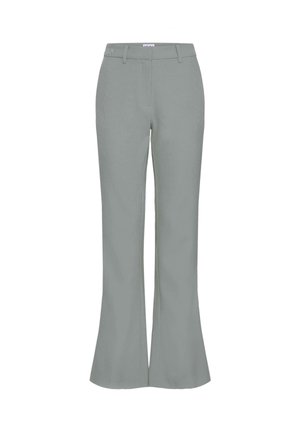 Pantalon gris évasé en tissu lisse. Comprend une ceinture avec passants, des poches latérales, et une coupe ajustée.