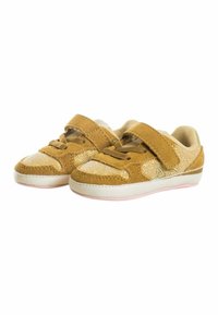Scarpe in suede e mesh beige con strap in Velcro, design curvo, suola bianca e dettagli rosa. Superficie testurizzata per comfort e grip.