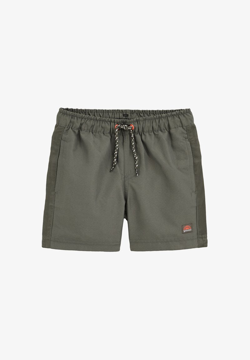 Shorts vert foncé avec une taille élastique et un cordon de serrage. Comprend des panneaux latéraux en mesh et une petite étiquette logo en bas.
