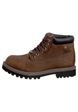 Braune wasserdichte Wanderschuhe aus Leder mit schwarzem gepolstertem Kragen, Metallösen, dicker Gummisohle und Schnürverschluss.