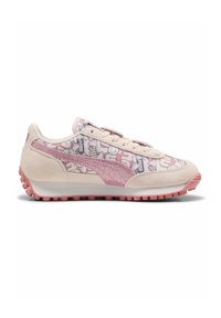 Sneaker rosa e bianca con tomaia in tessuto a fantasia, dettagli in suede e suola in gomma rosa, caratterizzata da una punta arrotondata e design con lacci.
