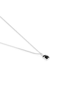 Collar de cadena de plata con un colgante en forma de trébol negro, con un acabado suave, bordes detallados y un pequeño lazo para su sujeción.