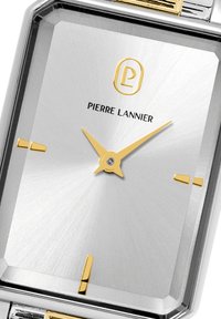 Fondo quadrato di orologio argentato con texture spazzolata, lancette delle ore e dei minuti dorate e indicatori ore dorati. Nome del marchio "PIERRE LANNIER" ben visibile.