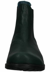 Botín de cuero verde hasta el tobillo con una textura suave, punta redonda y forro interior azul. Presenta paneles laterales elásticos y una suela de goma negra.