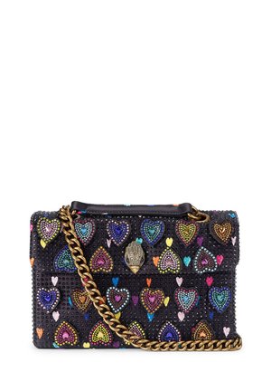 Zwarte handtas met meerkleurige hartversieringen, bestudeerde textuur en een kettingriem in goudkleur. Voorzien van een decoratieve sluiting.