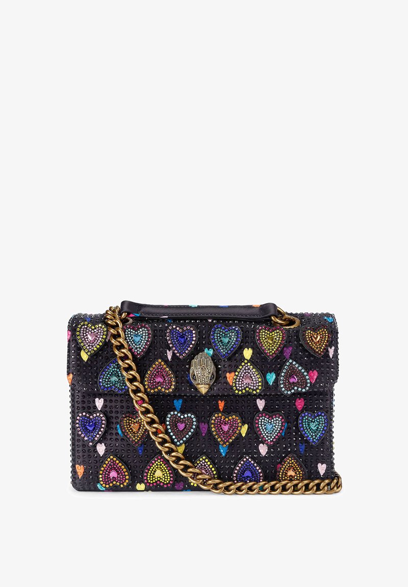 Borsa nera con decorazioni a cuore multicolore, texture borchiata e tracolla a catena color oro. Presenta un dettaglio di chiusura decorativa.