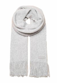 Svetlosivá pletená šatka s strapcami na oboch koncoch. Má jemnú textúru a malú značkovú štítok s nápisom "JOULES" blízko jedného konca.