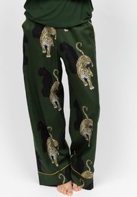 Groene pyjamabroek met een patroon van een luipaard en een zwarte panter. Het ontwerp bevat een gele accent aan de zoom en is gemaakt van zachte stof.