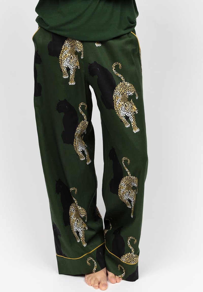 Groene pyjamabroek met een patroon van een luipaard en een zwarte panter. Het ontwerp bevat een gele accent aan de zoom en is gemaakt van zachte stof.