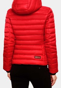 Röd vadderad jacka med horisontell kviltad design, en huva och en liten läderdetalj vid fållen. Tillverkad av glänsande syntetiskt material.