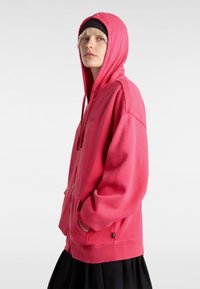 Fuchsia zip-up hoodie met een trekkoordcapuchon, kangoeroezakken, ribgebreide manchetten en een relaxte pasvorm. Zachte stof met een gladde textuur.