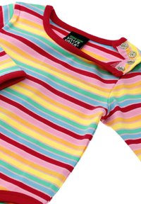 Randig långärmad skjorta i ekologisk bomull, med röd halsringning och ärmslut, i växlande färger av rosa, gult, grönt och blått.