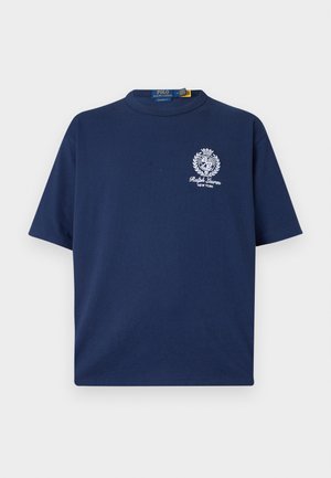 Μπλε ναυτικού Ralph Lauren T-shirt με κοντά μανίκια και λευκό λογότυπο με έμβλημα στο αριστερό στήθος που αναγράφει "Ralph Lauren New York."