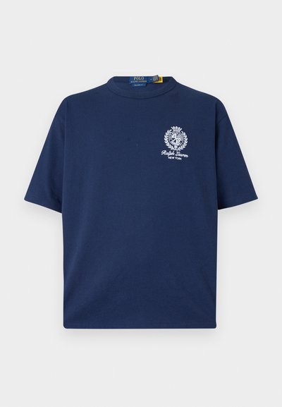 Μπλε ναυτικού Ralph Lauren T-shirt με κοντά μανίκια και λευκό λογότυπο με έμβλημα στο αριστερό στήθος που αναγράφει "Ralph Lauren New York."