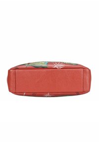 Rote Leder-Kosmetiktasche mit glatter Oberfläche. Verfügt über ein florales Muster mit grünen und blauen Akzenten. Rechteckige Form mit flachem Boden für Stabilität.
