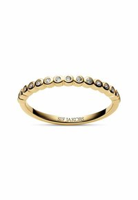 Guldring med en rad av runda klara stenar, slät ring, polerad yta och ingraverat varumärke "SIF JAKOBS" inuti.