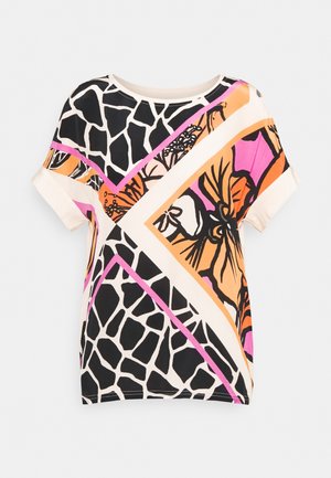 Chemise à manches courtes avec des formes irrégulières noires et blanches, des motifs floraux orange et rose, et des sections en blocs de couleurs diagonales.