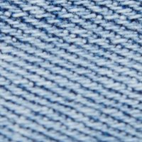 Hellblauer Denimstoff mit einem strukturierten, diagonalen Webmuster. Das Material ist weich mit subtilen Farbvariationen und einer glatten Oberfläche.