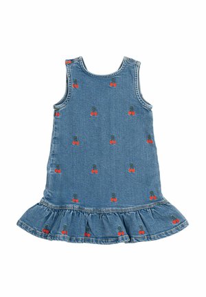 Robe en denim avec un ourlet évasé, ornée de plusieurs cerises rouges brodées sur un fond bleu. Conception sans manches avec un col rond.