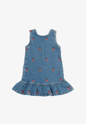 Jeans jurk met een uitlopende zoom, versierd met meerdere geborduurde rode kersen op een blauwe achtergrond. Mouwloos ontwerp met ronde halslijn.