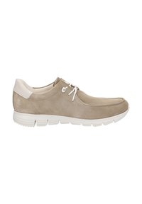 Sneaker in suede beige con accenti bianchi, punta rotonda e design con lacci. Presenta una tomaia testurizzata e una suola in gomma bianca flessibile.