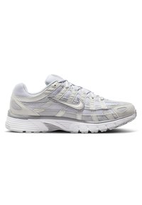 Chaussure de running Nike gris clair et blanc avec empeigne en mesh, surpiqûres synthétiques et semelle amortissante, vue de profil latéral.