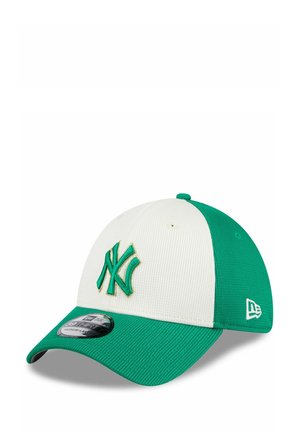 Zielono-biała czapka baseballowa o strukturalnym designie, z wypukłym logo New York Yankees w zielonym i złotym haftem. Teksturowany daszek.